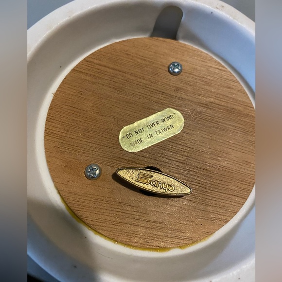 Vintage Sanyo turtle doves porcelain bisque musical rotating piece - Picture 7 of 10